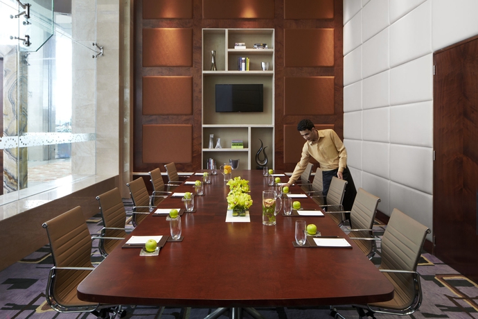 Imagen de los interiores del Hotel Courtyard By Marriott Pune Chakan. Foto 9