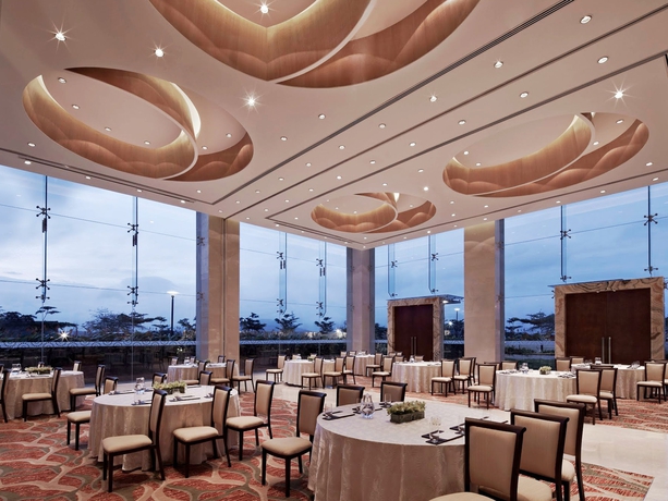 Imagen de los interiores del Hotel Courtyard By Marriott Pune Chakan. Foto 10