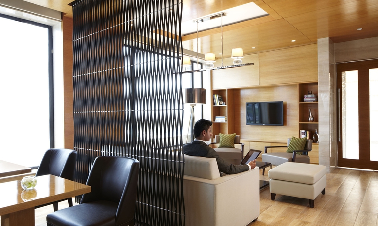 Imagen de los interiores del Hotel Courtyard By Marriott Pune Chakan. Foto 12