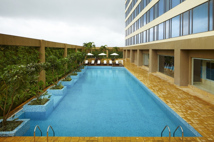 Imagen de la piscina del Hotel Courtyard By Marriott Pune Chakan. Foto 15