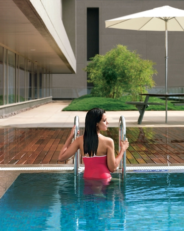Imagen de la piscina del Hotel Courtyard By Marriott Pune Hinjewadi. Foto 16