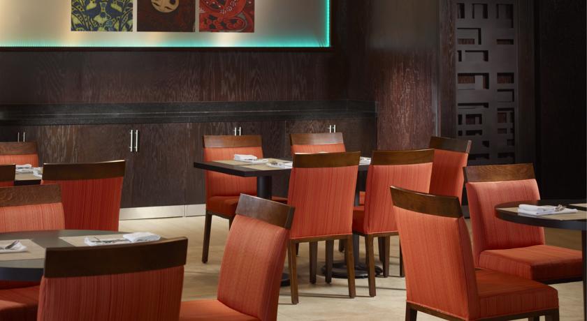 Imagen del bar/restaurante del Hotel Courtyard By Marriott Queretaro. Foto 2