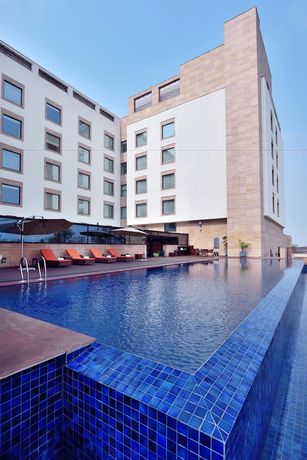 Imagen de la piscina del Hotel Courtyard By Marriott Raipur. Foto 7