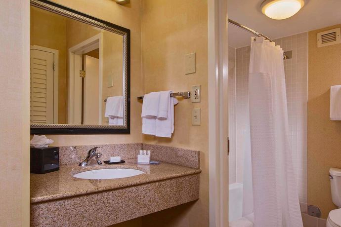 Imagen de la habitación del Hotel Courtyard By Marriott Raleigh Midtown. Foto 10