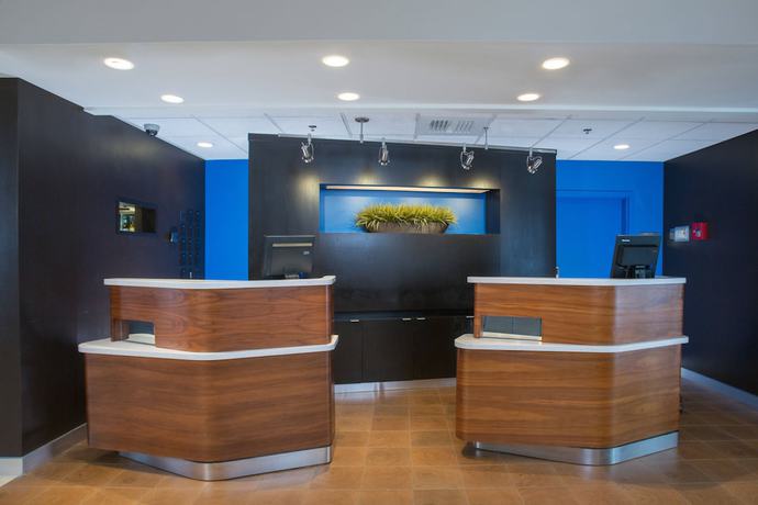 Imagen de los interiores del Hotel Courtyard By Marriott Raynham. Foto 14