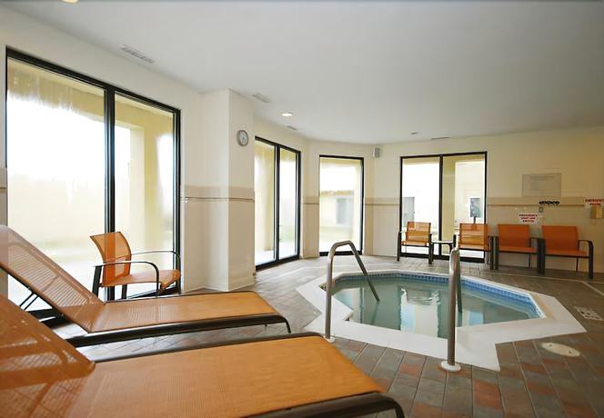 Imagen de la piscina del Hotel Courtyard By Marriott Raynham. Foto 19