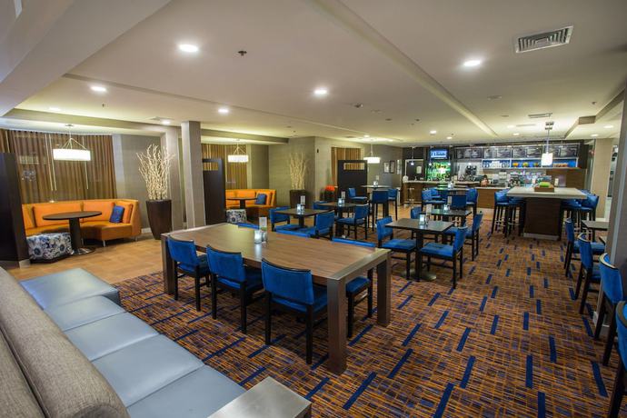Imagen del bar/restaurante del Hotel Courtyard By Marriott Raynham. Foto 5