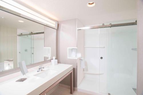 Imagen de la habitación del Hotel Courtyard By Marriott Redwood City. Foto 9