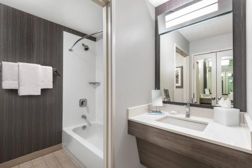 Imagen de la habitación del Hotel Courtyard By Marriott Reno. Foto 16