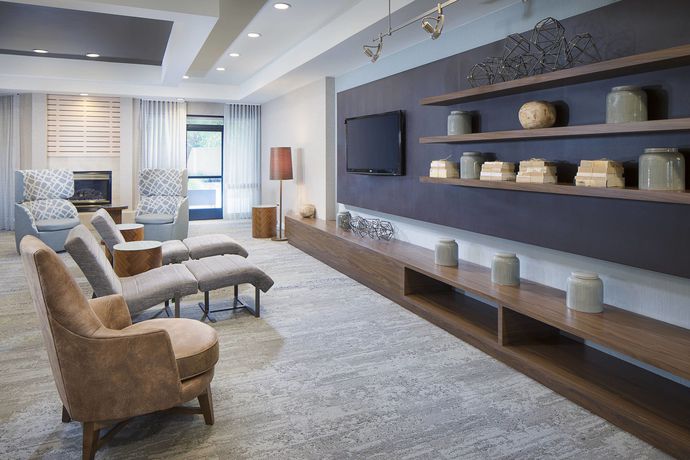 Imagen de los interiores del Hotel Courtyard By Marriott Richmond Airport. Foto 9