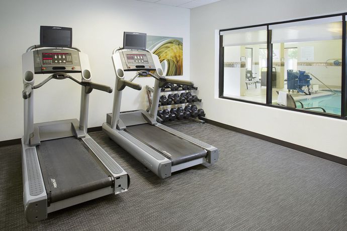 Imagen de los interiores del Hotel Courtyard By Marriott Richmond Airport. Foto 10