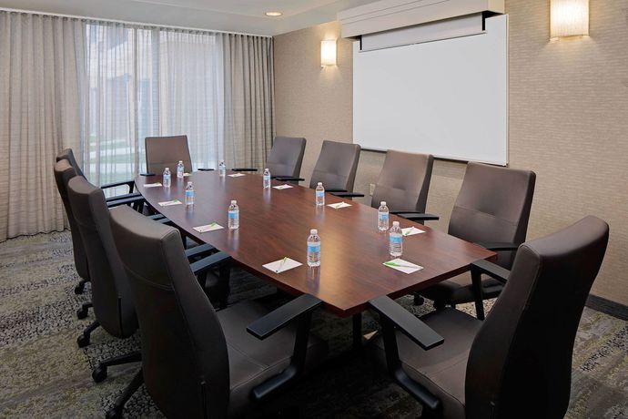 Imagen de los interiores del Hotel Courtyard By Marriott Richmond Airport. Foto 11