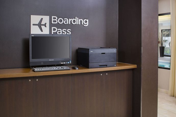 Imagen de los interiores del Hotel Courtyard By Marriott Richmond Airport. Foto 12