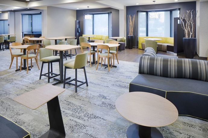 Imagen de los interiores del Hotel Courtyard By Marriott Richmond Airport. Foto 13