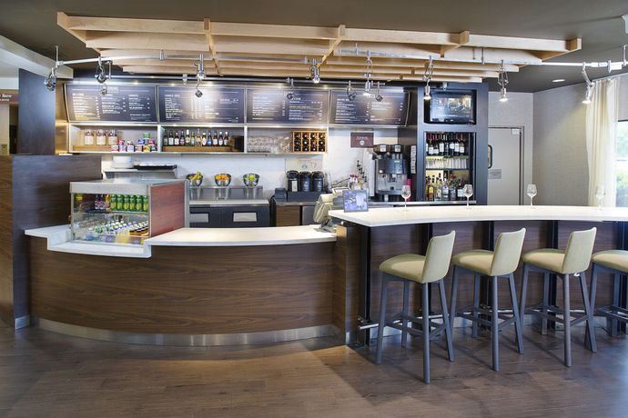 Imagen del bar/restaurante del Hotel Courtyard By Marriott Richmond Airport. Foto 2