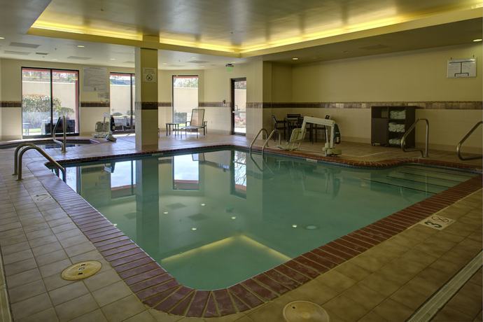Imagen de la piscina del Hotel Courtyard By Marriott Richmond Chester. Foto 15