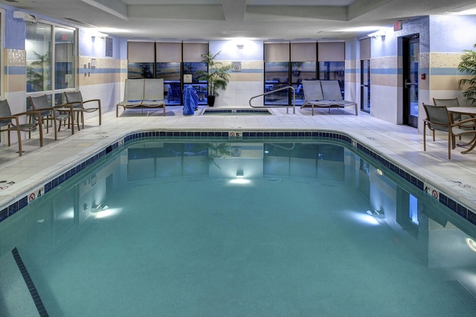 Imagen de la piscina del Hotel Courtyard By Marriott Richmond North. Foto 19
