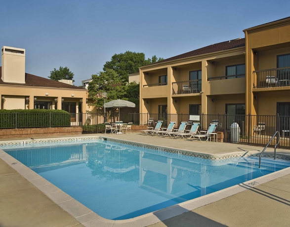 Imagen de la piscina del Hotel Courtyard By Marriott Richmond West. Foto 15