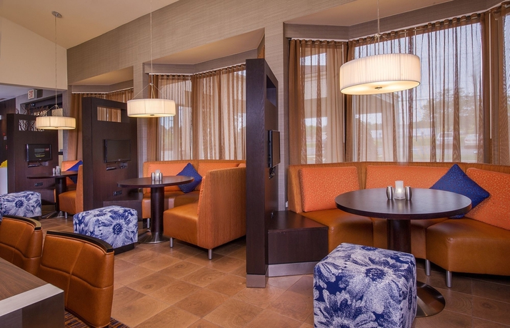 Imagen de los interiores del Hotel Courtyard By Marriott Richmond West. Foto 14