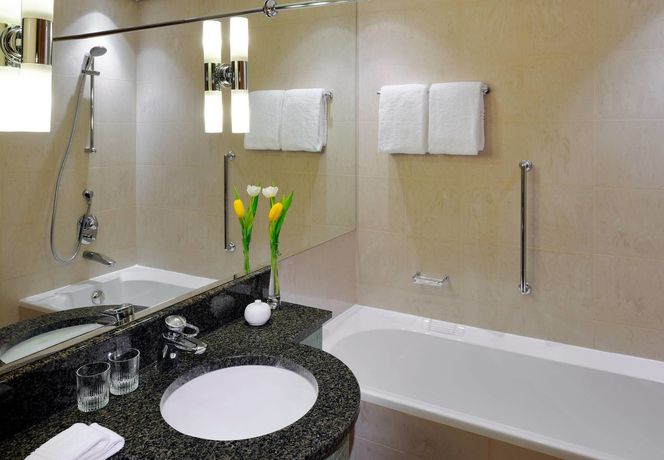 Imagen de la habitación del Hotel Courtyard By Marriott Riyadh Diplomatic Quarter. Foto 7