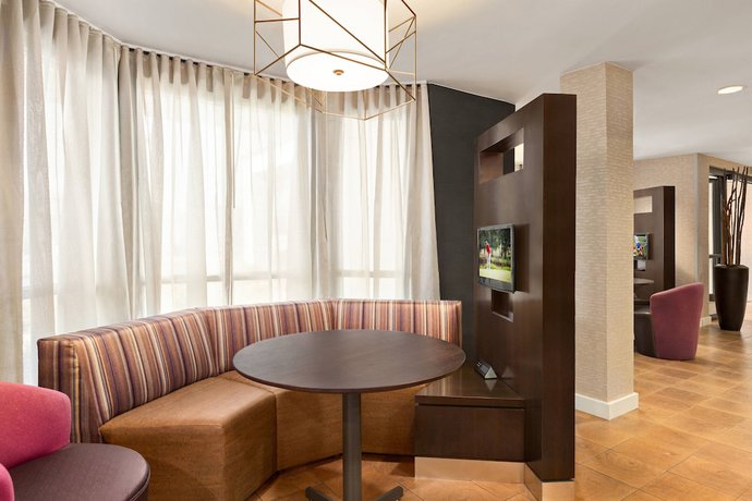 Imagen de los interiores del Hotel Courtyard By Marriott Roseville. Foto 20