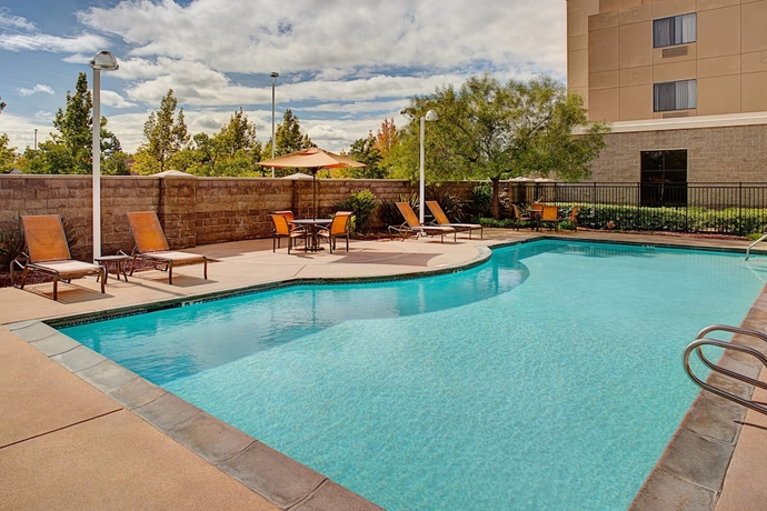 Imagen de la piscina del Hotel Courtyard By Marriott Sacramento Midtown. Foto 18