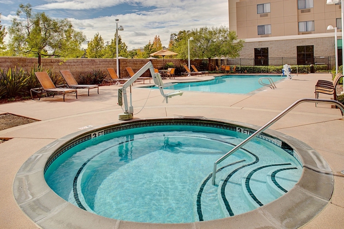 Imagen de la piscina del Hotel Courtyard By Marriott Sacramento Midtown. Foto 19