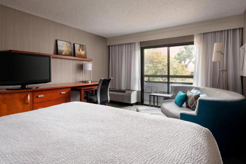 Imagen de la habitación del Hotel Courtyard By Marriott San Francisco Airport. Foto 14