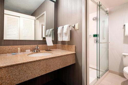 Imagen de la habitación del Hotel Courtyard By Marriott San Francisco Airport. Foto 15