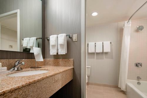 Imagen de la habitación del Hotel Courtyard By Marriott San Francisco Airport. Foto 16