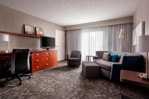 Imagen de la habitación del Hotel Courtyard By Marriott San Francisco Airport. Foto 17