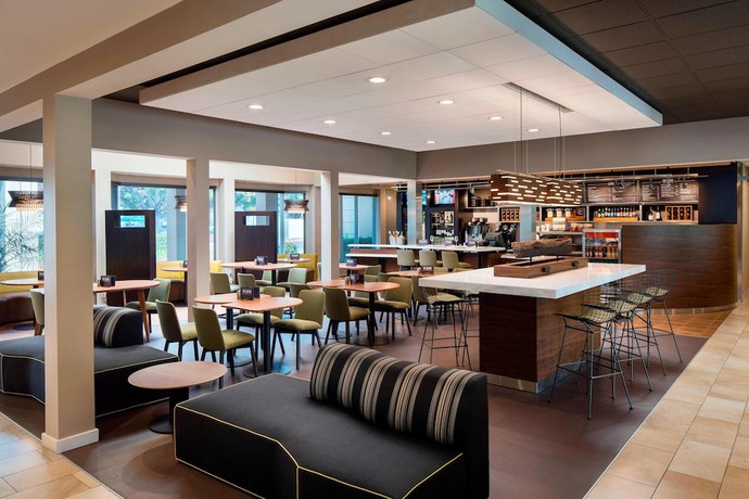 Imagen de los interiores del Hotel Courtyard By Marriott San Mateo Foster City. Foto 16