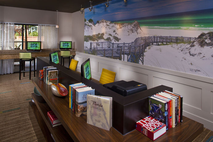 Imagen de los interiores del Hotel Courtyard By Marriott Sandestin Grand Boulevard. Foto 9