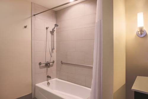 Imagen de la habitación del Hotel Courtyard By Marriott Santa Barbara Downtown. Foto 3