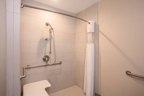 Imagen de la habitación del Hotel Courtyard By Marriott Santa Barbara Downtown. Foto 7