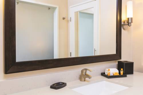 Imagen de la habitación del Hotel Courtyard By Marriott Santa Barbara Downtown. Foto 8
