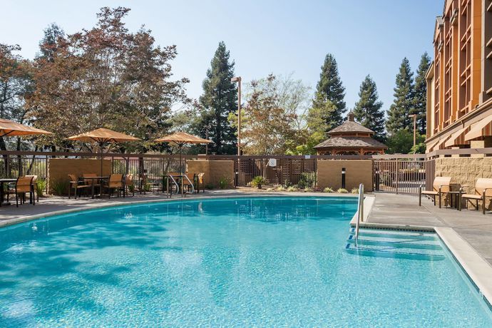 Imagen de la piscina del Hotel Courtyard By Marriott Santa Rosa. Foto 7