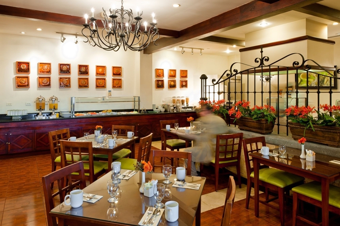 Imagen del bar/restaurante del Hotel Courtyard By Marriott Santo Domingo. Foto 3