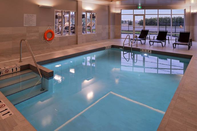 Imagen de la piscina del Hotel Courtyard By Marriott Saskatoon Airport. Foto 20