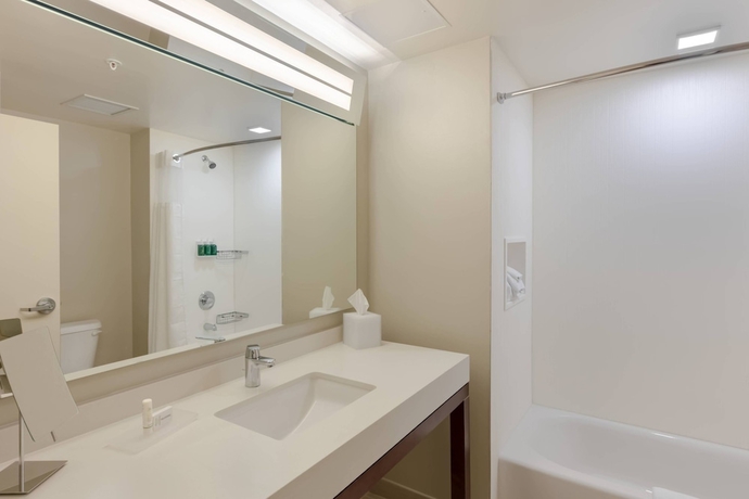 Imagen de la habitación del Hotel Courtyard By Marriott Savannah Airport. Foto 10