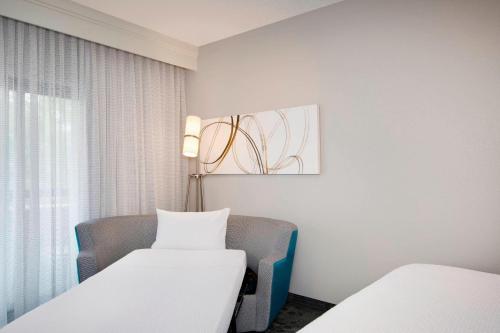Imagen de la habitación del Hotel Courtyard By Marriott Savannah Midtown. Foto 20