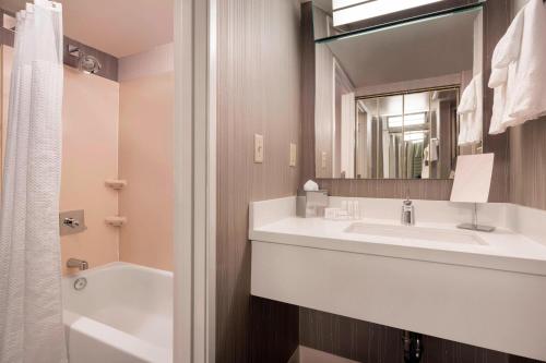 Imagen de la habitación del Hotel Courtyard By Marriott Scottsdale Old Town. Foto 20