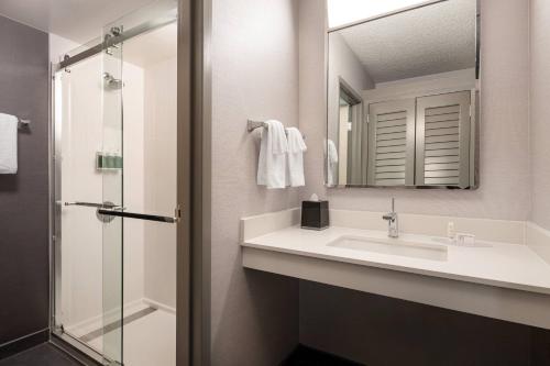 Imagen de la habitación del Hotel Courtyard By Marriott Seattle Southcenter. Foto 16