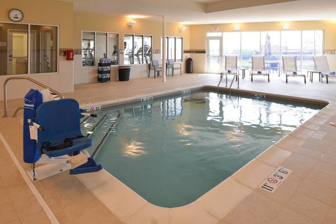Imagen de la piscina del Hotel Courtyard By Marriott St. Louis St. Peters. Foto 16