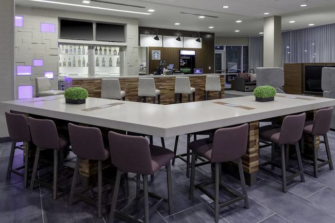 Imagen del bar/restaurante del Hotel Courtyard By Marriott St. Louis West County. Foto 5