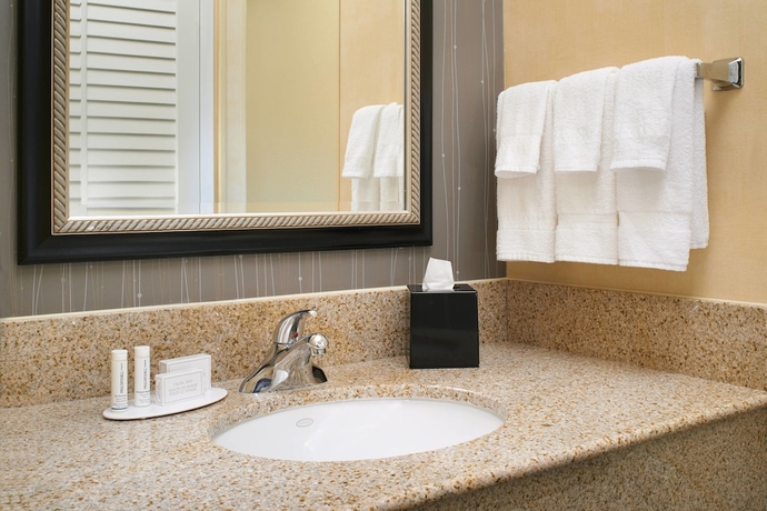 Imagen de la habitación del Hotel Courtyard By Marriott St Louis Westport Plaza. Foto 13