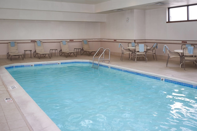 Imagen de la piscina del Hotel Courtyard By Marriott St Louis Westport Plaza. Foto 19