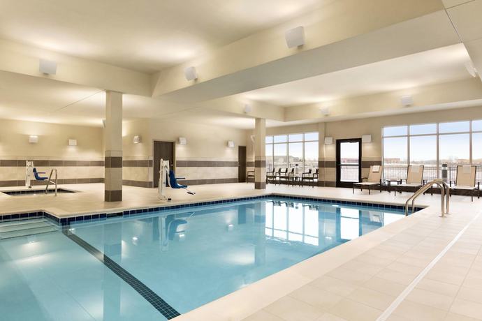 Imagen de la piscina del Hotel Courtyard By Marriott St Paul Woodbury. Foto 13