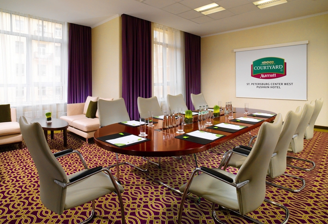 Imagen de los interiores del Hotel Courtyard By Marriott St. Petersburg Center. Foto 6