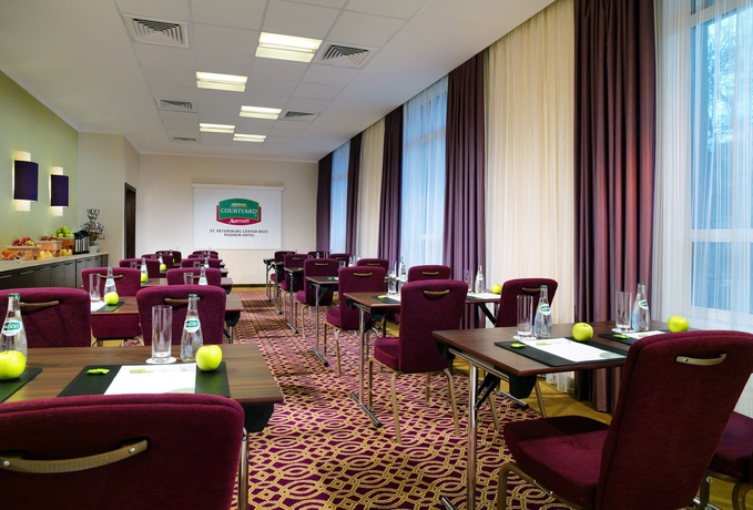 Imagen de los interiores del Hotel Courtyard By Marriott St. Petersburg Center. Foto 7
